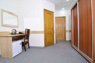 Мини-отель Новотех Сургут  Двухместный номер с 2 отдельными кроватями и собственной ванной комнатой-11