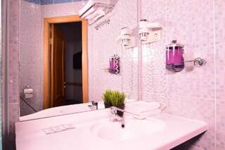 Мини-отель Новотех Сургут  Двухместный номер с 2 отдельными кроватями и собственной ванной комнатой-10