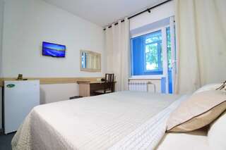 Мини-отель Новотех Сургут  Двухместный номер с 2 отдельными кроватями и собственной ванной комнатой-2