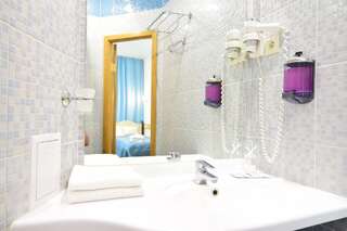 Мини-отель Новотех Сургут  Двухместный номер с 2 отдельными кроватями и собственной ванной комнатой-18
