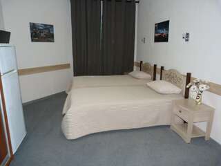 Мини-отель Новотех Сургут  Двухместный номер с 2 отдельными кроватями и собственной ванной комнатой-24